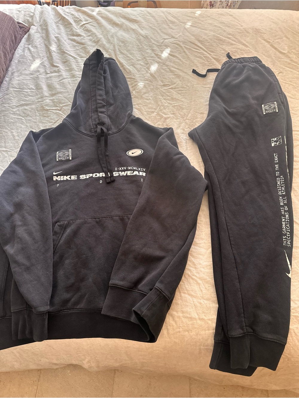 Nike Men’s Black Graphic Crewneck Hoodie and Sweatpants Set